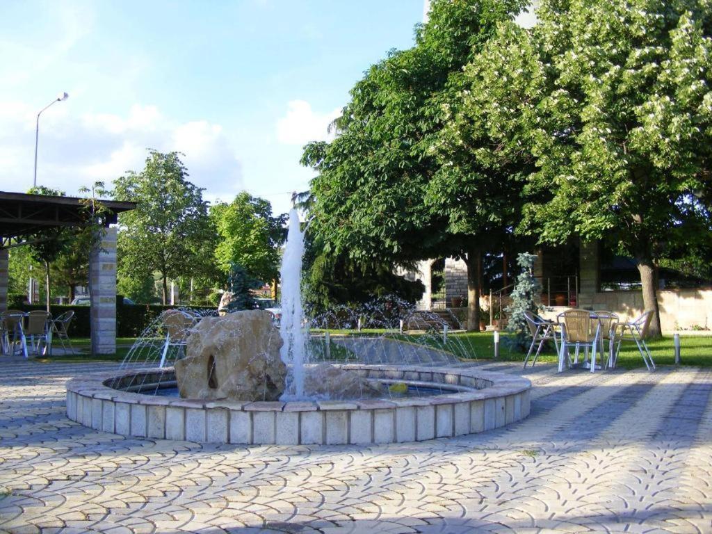 Hotel George Корча Экстерьер фото