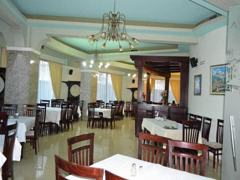 Hotel George Корча Экстерьер фото