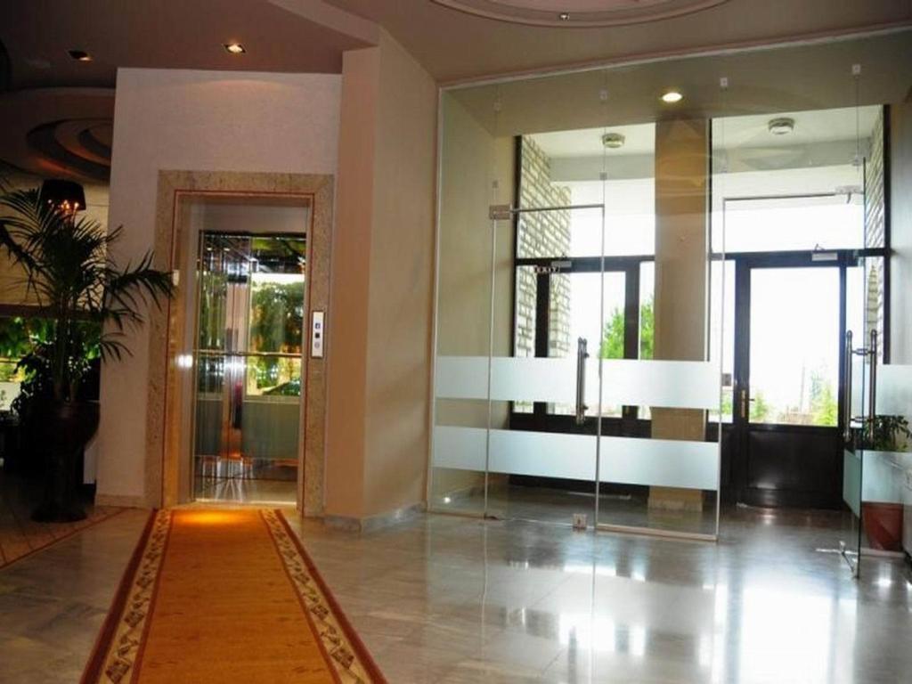 Hotel George Корча Экстерьер фото