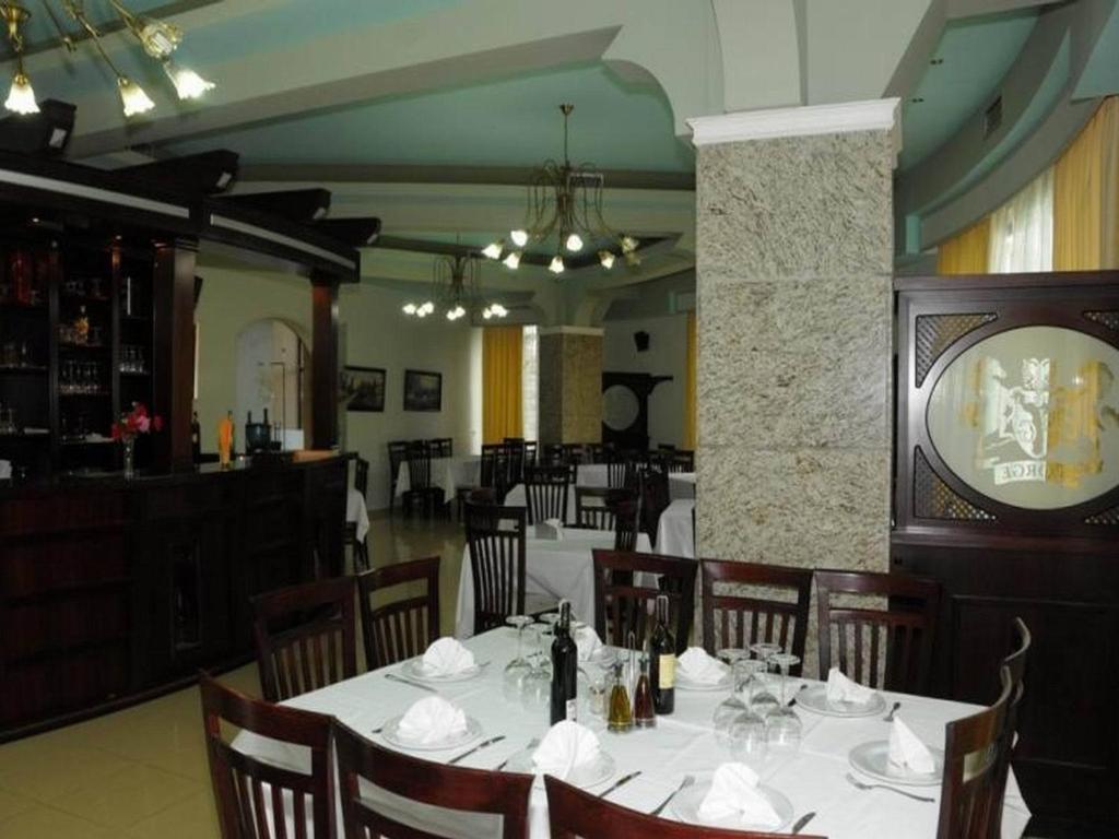 Hotel George Корча Экстерьер фото