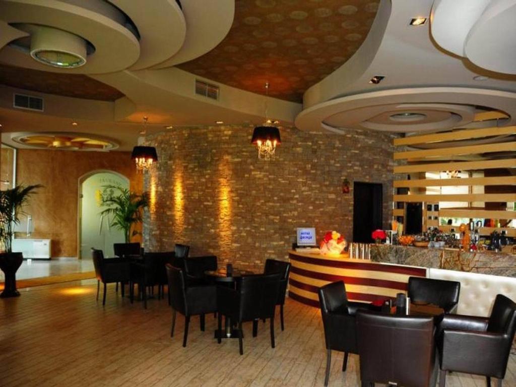 Hotel George Корча Экстерьер фото